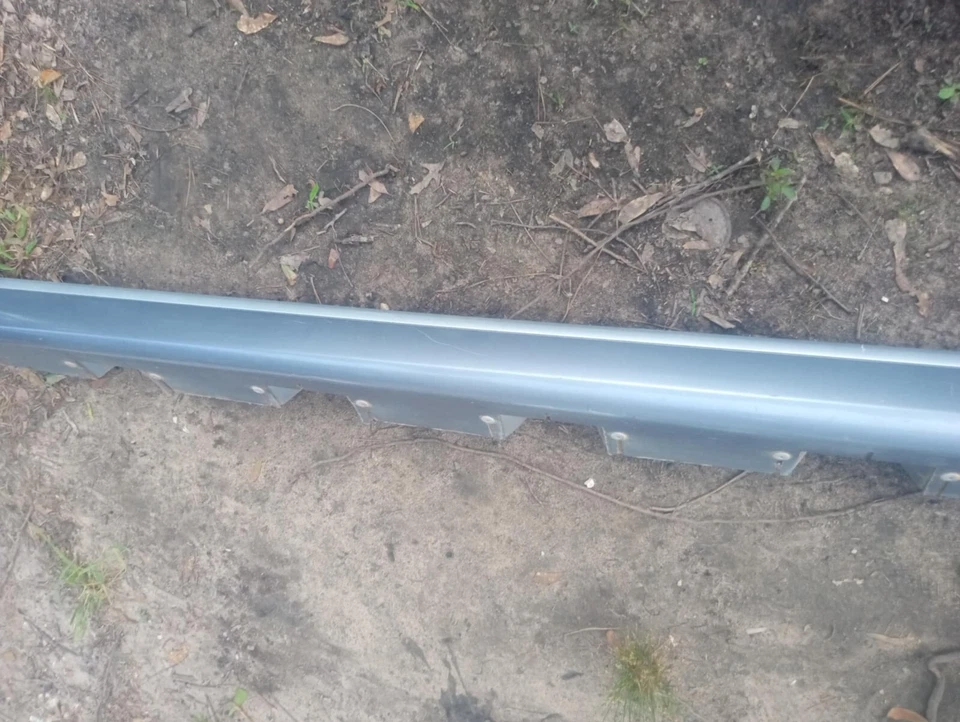 Левая качающаяся панель юбки со стороны водителя для минивэна Mazda 2003 2004 2005 годов выпуска LE46-51-P51 от оригинального производителя - Изображение 3 из 4