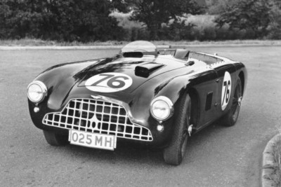 Ein Aston Martin Sportwagen geschmückt in Rennverkleidung Motorsport 4x6 Foto