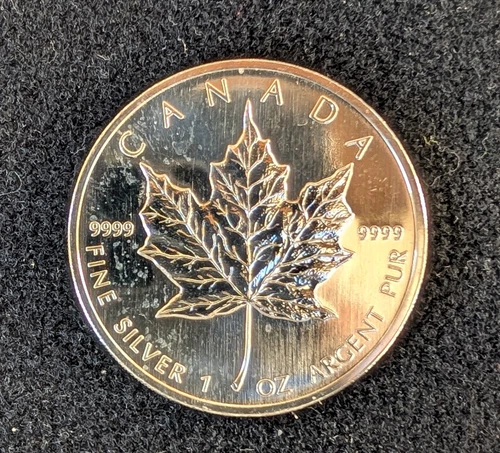 Royal Canadian Mint 2006 Silver Maple Leaf Coin - 1 oz .999 Fine Silver Bullion