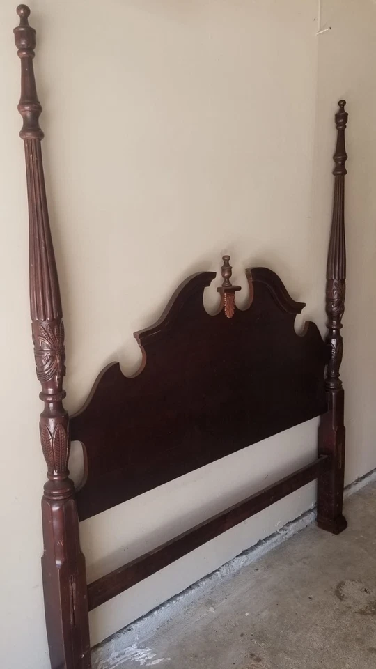 Cama con cuatro carteles de madera maciza tamaño queen bellamente tallada - antigua Foto 2 de 4