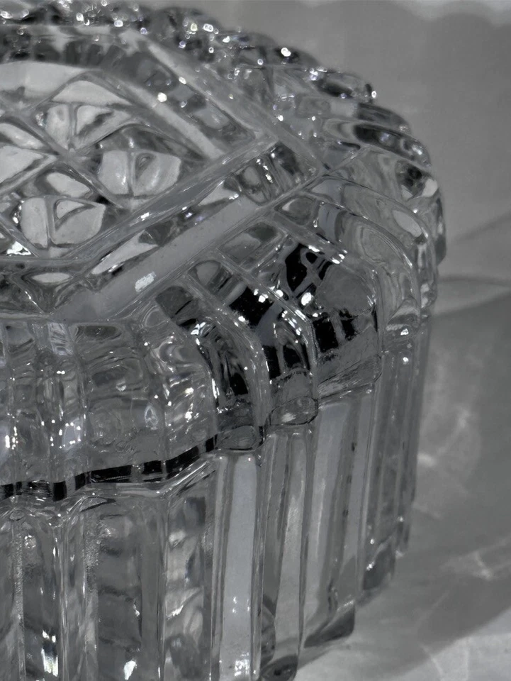 Plato de baratijas de caramelo de vidrio prensado con tapa True Vintage Stars and Bars. Gift It Foto 3 de 4