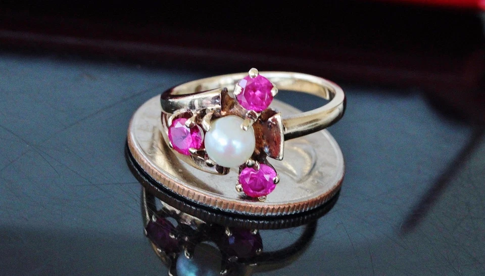 10k yellow gold ring 5.3mm cultured pearl & lab ruby size 7.75 handmade 3.5g - Image 3 of 4
