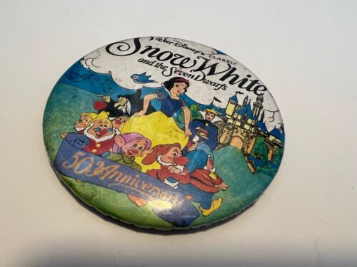 1986Walt Disney Snow White Seven Dwarves 3” large Pin Button 50 Anniversary - Zdjęcie 1 z 5