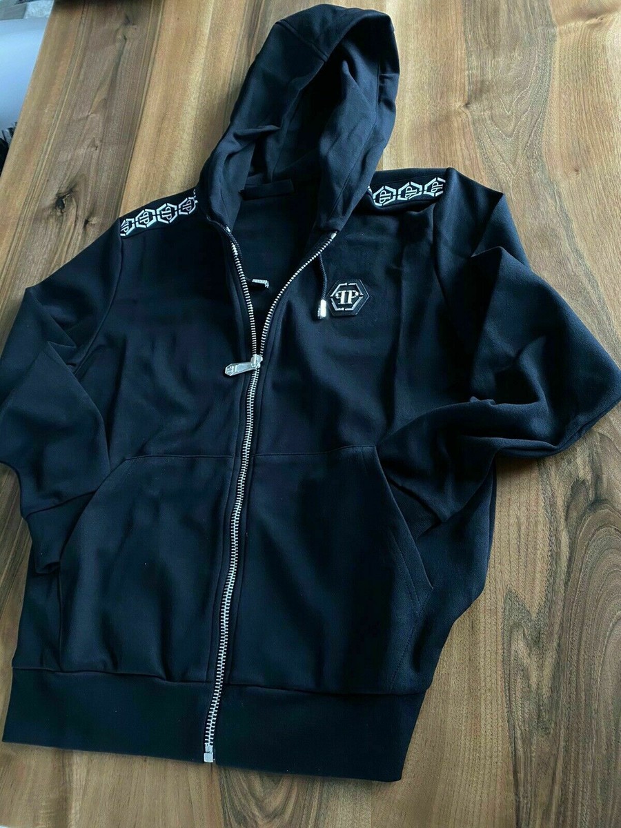 パーカー・フーディ Philipp Plein Sleek Black Fleece Hoodie With Logo Patch Philipp Plein Logo Patch Hoodie - Black | PAECMJB3612PTE003N0202