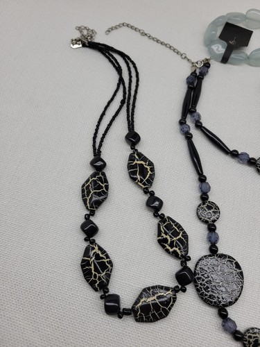 Lot bijoux collier craquelé noir ton argent et boucles d'oreilles ton or  - Photo 2/11