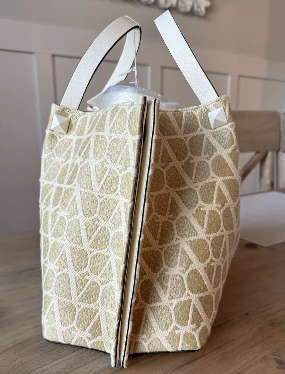 トートバッグ VLOGO SIGNATURE TOTE BAG IN SYNTHETIC RAFFIA Valentino Garavani VLogo Signature Iconographe Raffia Medium