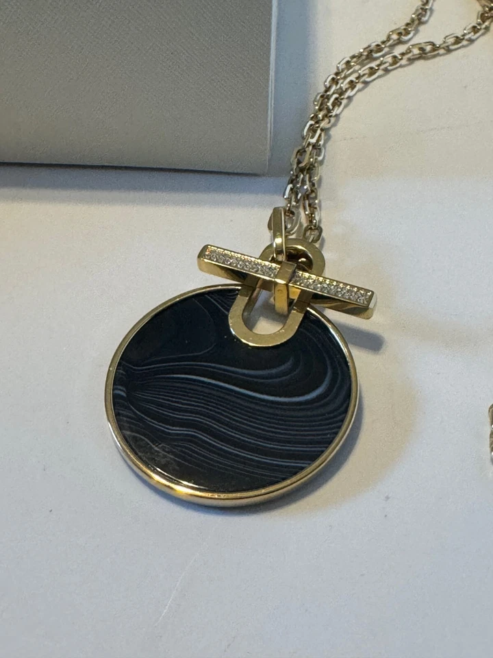 Collar colgante disco ágata negro grande tono dorado Michael Kors MKJ4607710 para mujer Foto 3 de 4