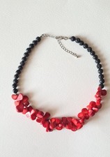 Halskette aus echter mediterraner roter Koralle und schwarzen Vulkanperlen 42cm.