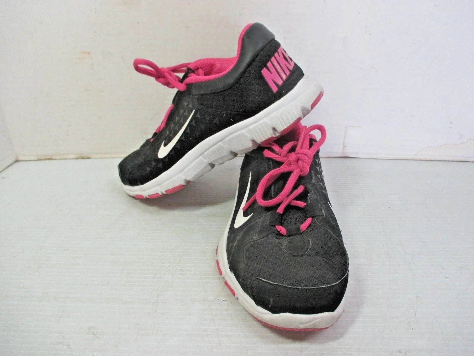 NIKE Training Kids Youth 525354 001 Flex Supreme Sneakers Shoes Black/Pink   3.5