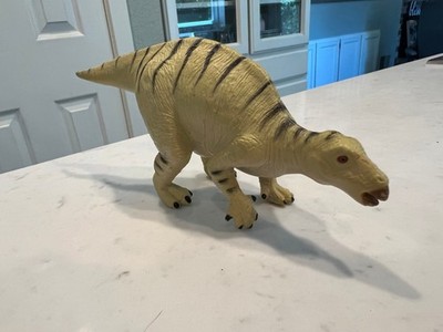 K & M Toys 2004 Plastic Dinosaur Iguanodon - NEW, super detailed collectible!