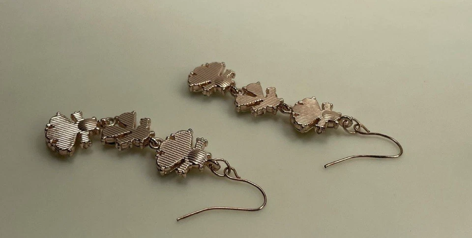 Pendientes colgantes de gancho en tono oro rosa sin firmar con pedrería facetada verde y transparente Foto 2 de 3