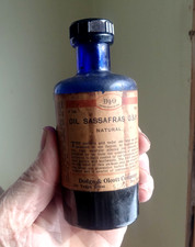 1918 DODGE & OLCOTT OIL SASSAFRAS COBALT LABELED BOTTLE W/STOPPER & CONTENTS