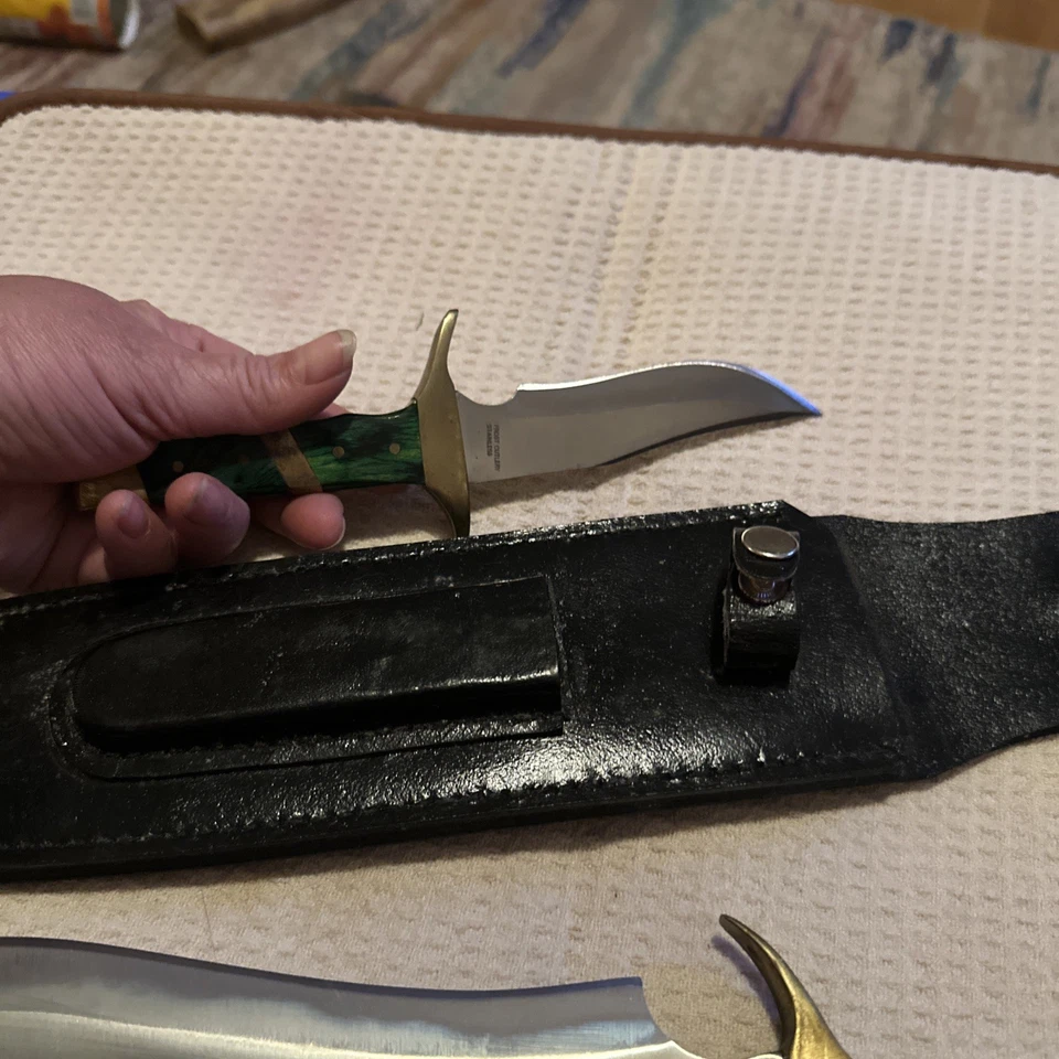 Juego de cuchillos de hoja combinada Frost Cutlery Texas Ranger en verde.  Foto 3 de 4