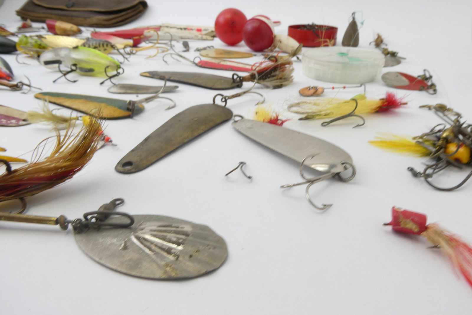 Vintage Fishing Lure & Tackle Lot Spinners Spoons Floats Hooks Pouch Parts Mixed - Image 12