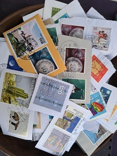 Schweiz Kiloware fast NUR Neuheiten!!! 100g / ca. 300 Marken siehe Fotos!!!