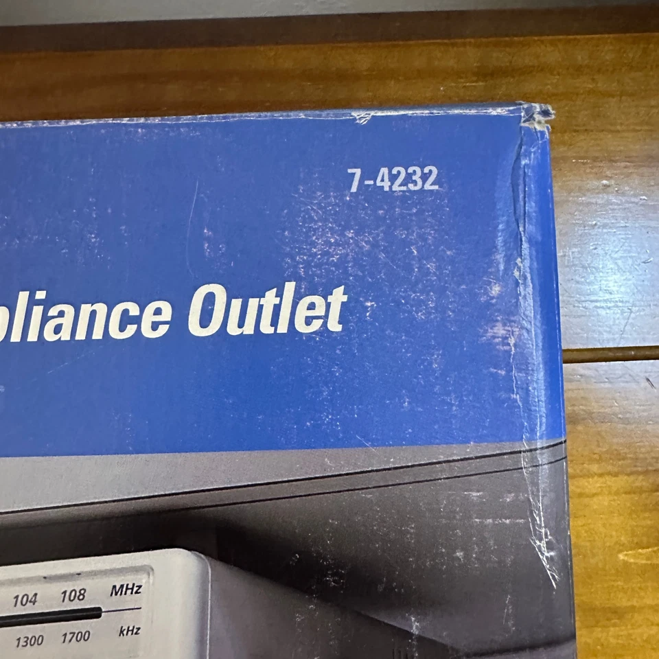 New GE Spacemaker Kitchen AM/FM Clock Radio with Counter Light White 7-4262 - Image 3 of 4