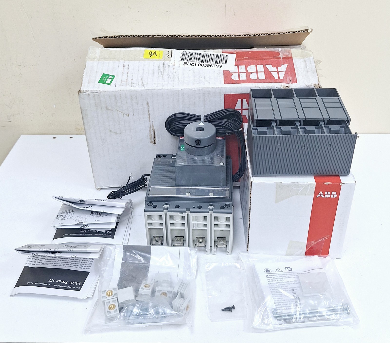 ABB SACE TMAX XT2L 160 / 1SDA067670R1 / 1SDX014046R1 Circuit Breaker 160A 4P