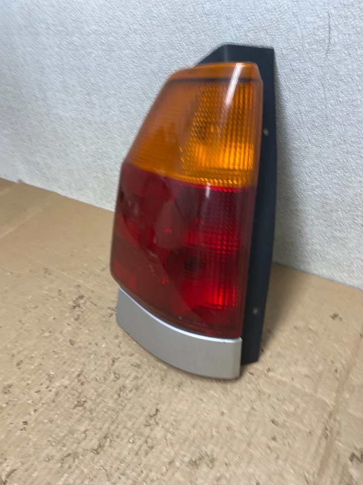 Lanterna traseira lateral esquerda driver Lh 2002 a 2009 GMC Envoy fabricante de equipamento original T7955 DW - Imagem 2 de 4