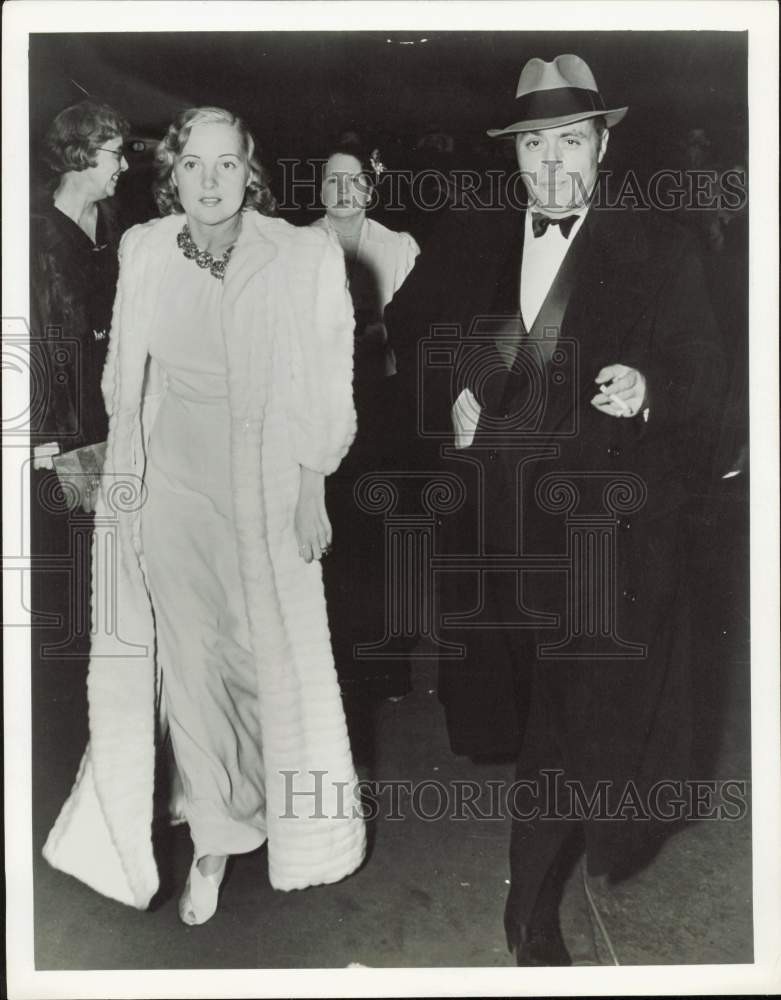 1946 Press Photo Actor Charles Boyer and wife, Pat Patterson attend a premier
