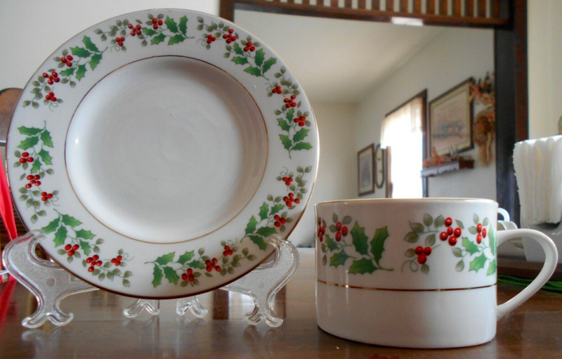 Holiday Gold Cup (flat) 8 oz Saucer Set Gibson Stoneware White Red Green !