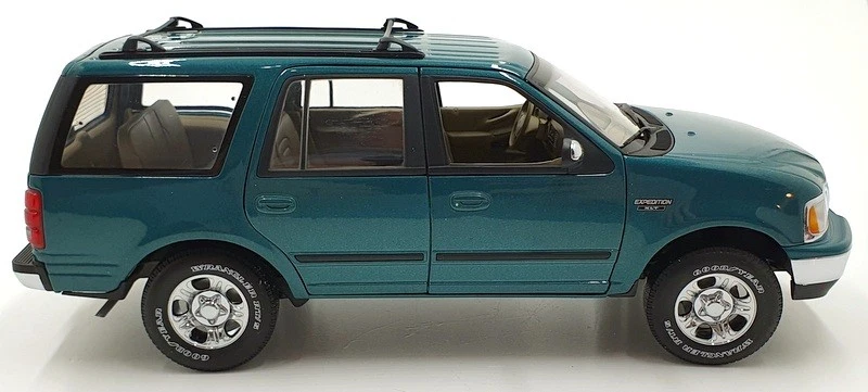 UT Models 1/18 Scale Diecast 22717 - Ford Expedition Regular XLT Metallic Green - Image 4 of 4