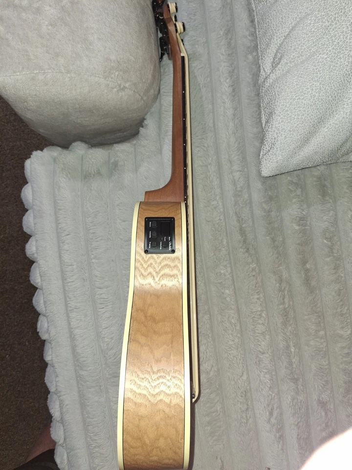 Ukelele Koa Bass de Hadean con afinador incorporado. Foto 3 de 4