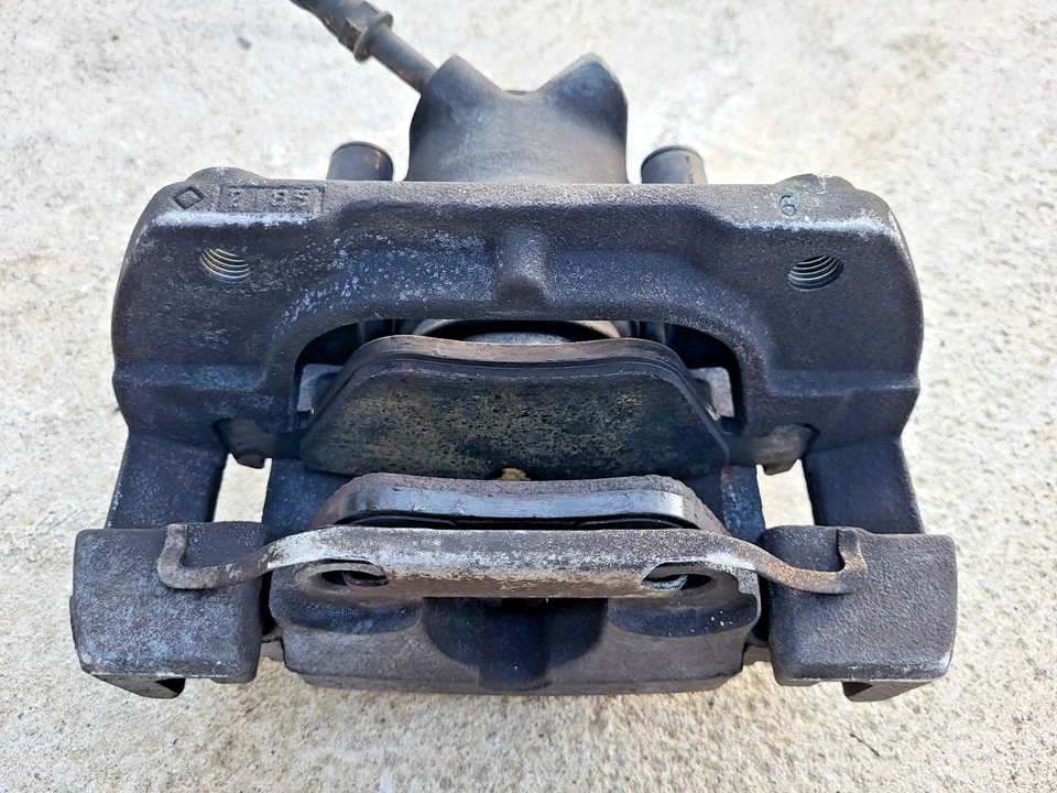 01-06 BMW E46 330i 330Ci Front Left & Right Brake Calipers 57/25 OEM 86k Miles - Image 4 of 4