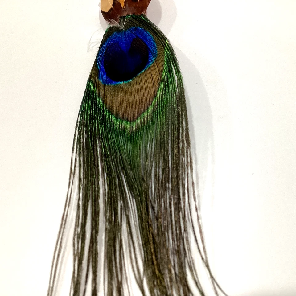 PIN BROCHE PLUMA PAVO REAL HECHO A MANO 5,5x 1,5 Foto 3 de 4