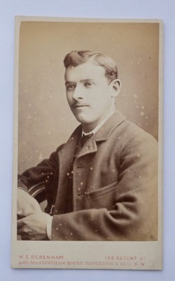 CDV EINES JUNGEN VIKTORIANISCHEN MANNES, VON DEBENHAM OF LONDON