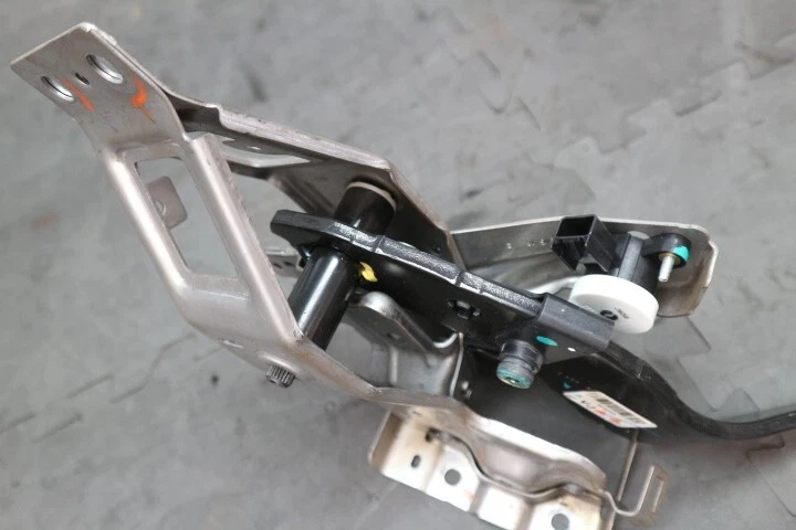 Chevrolet Camaro SS 2010-2015 conjunto de pedal de freno "automático" OEM Foto 3 de 4