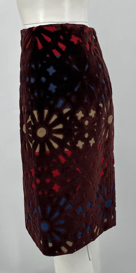 Falda recta geométrica con ojales de terciopelo borgoña talla 42 nueva con etiquetas Foto 2 de 4