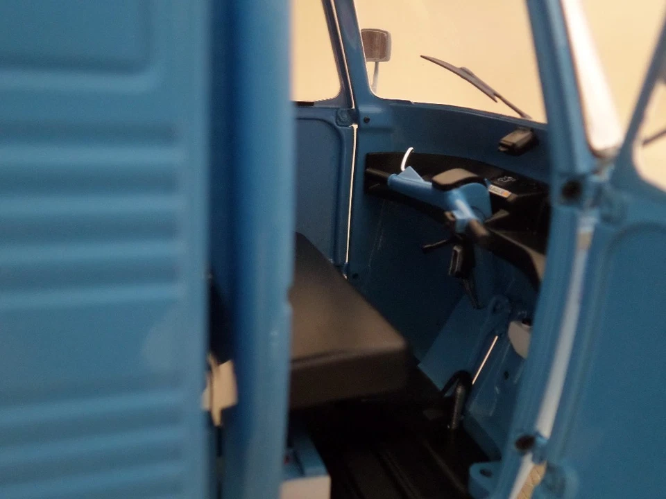 PiAGGiO APE 501 VAN 1979 GiALLO BLU EDiZiONE LiMiTATA MiTiCA + SHOWCASE 1/18 - Immagine 2 di 4