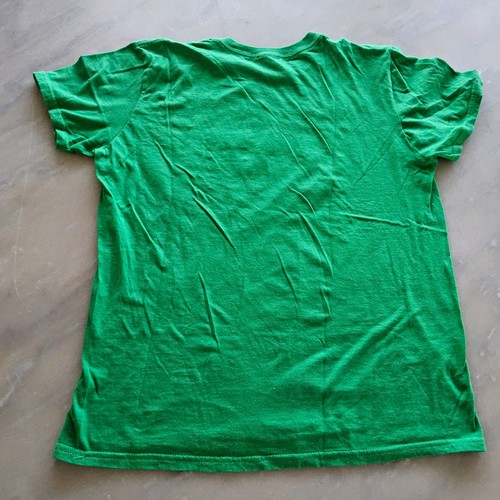 Camiseta gráfica verde John Leguizamo Latin History for Morons para hombre - Imagen 5 de 7