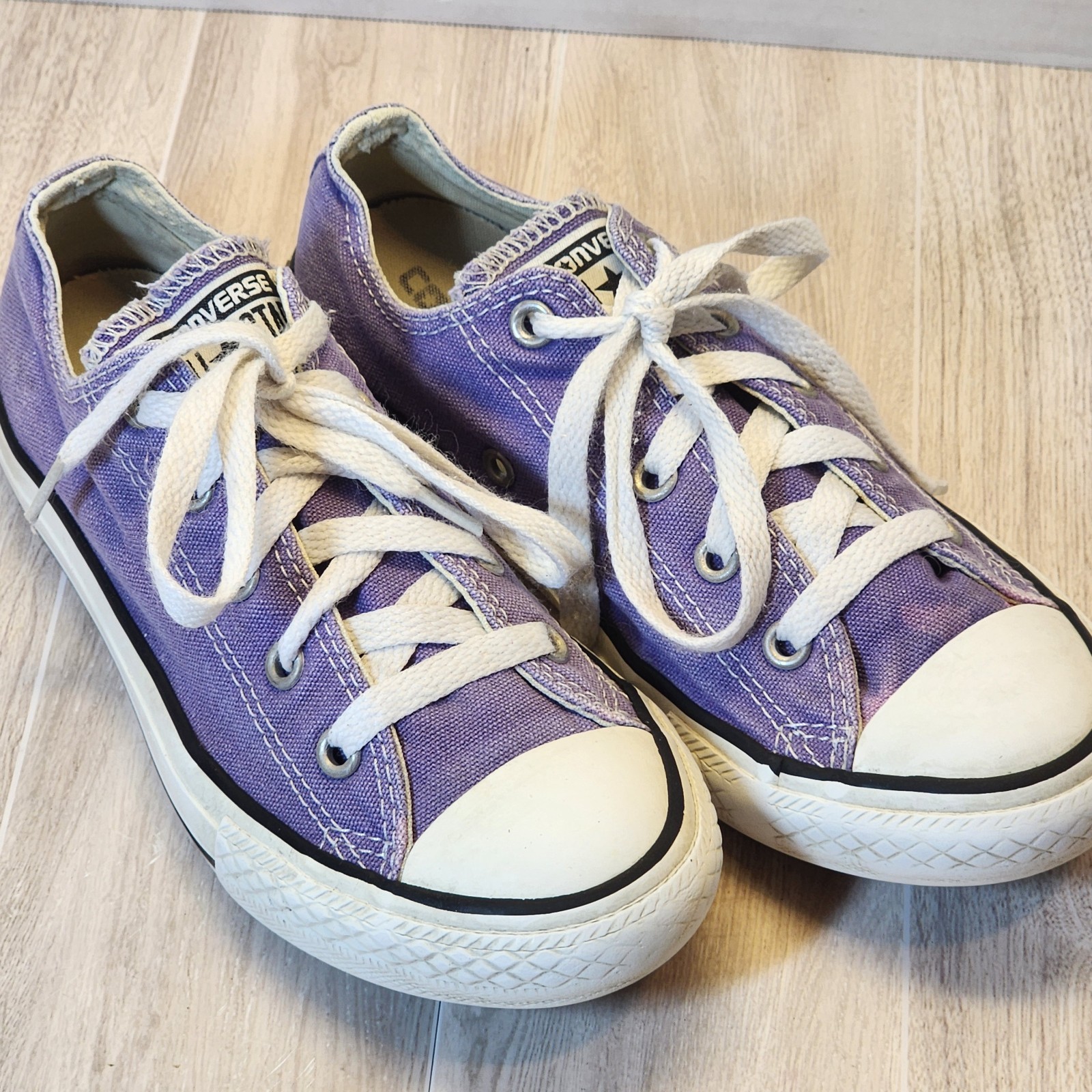 Converse All Star Chuck Taylors Purple youth size 2 Girl  Low Top Sneakers Shoes