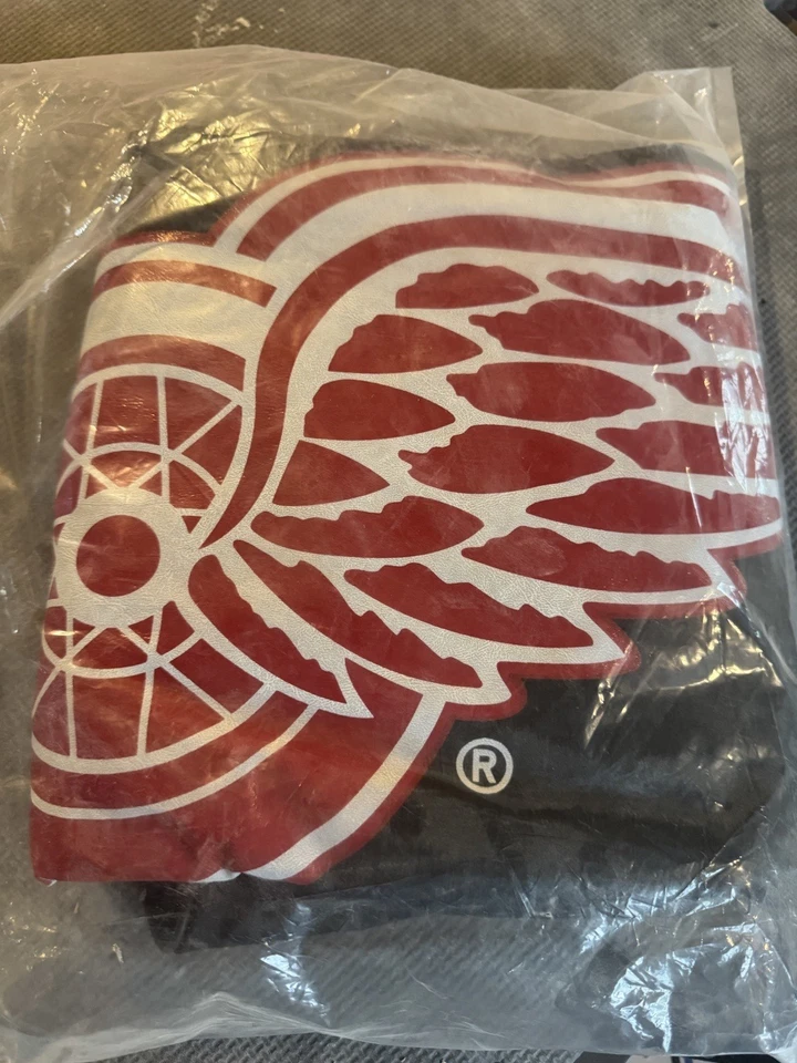 Detroit Red Wings NHL Tire Cover on Black Vinyl Size Y Jeep Brand New Unopened - Image 3 of 4