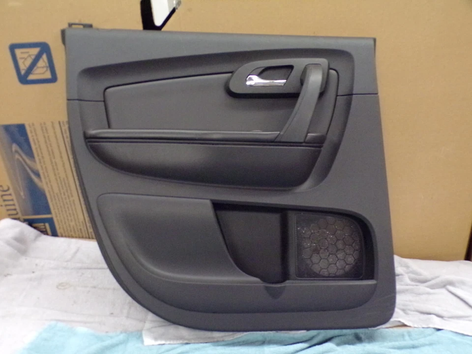 2010 chevy traverse door panel ( driver rear ) 2010-2017 - Image 3 of 3