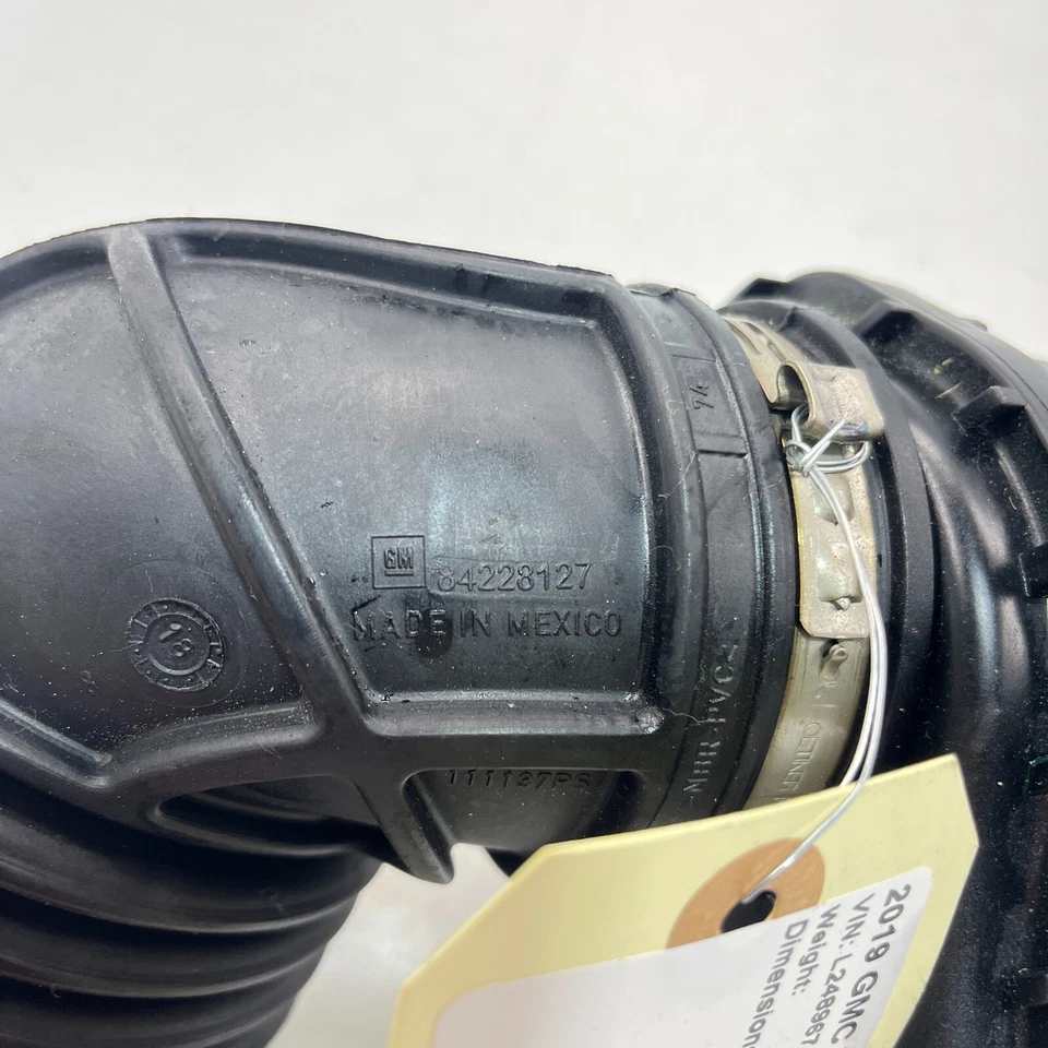 ОРИГИНАЛЬНАЯ ВЫПУСКНАЯ ТРУБА ВОЗДУХОВОДА ВОЗДУХООЧИСТИТЕЛЯ ДВИГАТЕЛЯ GMC TERRAIN SL 2018-2021 1,5 Л - Изображение 3 из 4