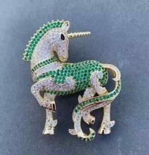 Broche prendedor con dije de unicornio moissanita real corte redondo de 2,30 quilates enchapado en oro amarillo de 14 quilates