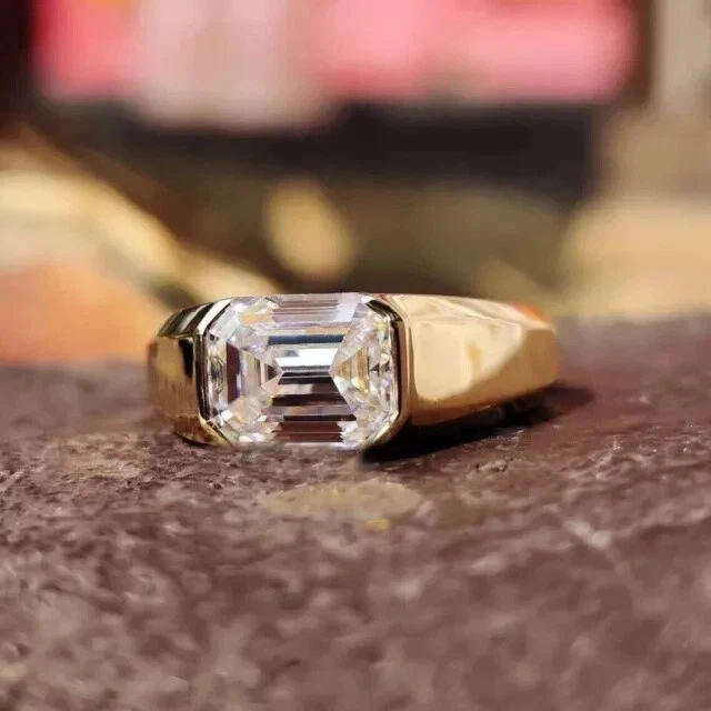 Anel de noivado masculino folheado a ouro amarelo 14K com diamante corte esmeralda 3 quilates criado em laboratório - Imagem 3 de 4