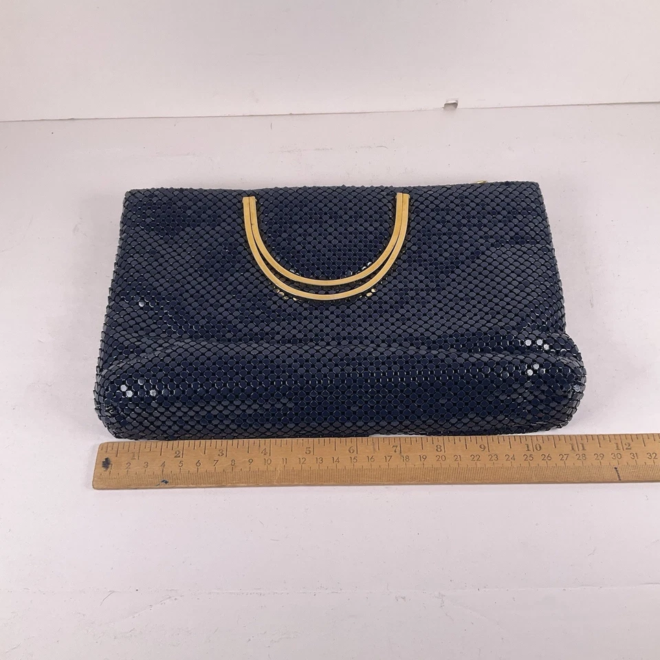 Cartera de mano vintage de los años 70 para mujer de malla y lentejuelas azul con asas de metal dorado Foto 4 de 4