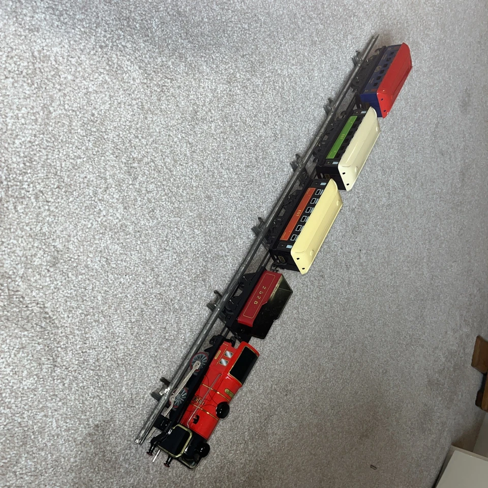 O Gauge French HORNBY / HACHETTE - 0-4-0 Clockwork Locomotive & Coaches - Image 2 of 4