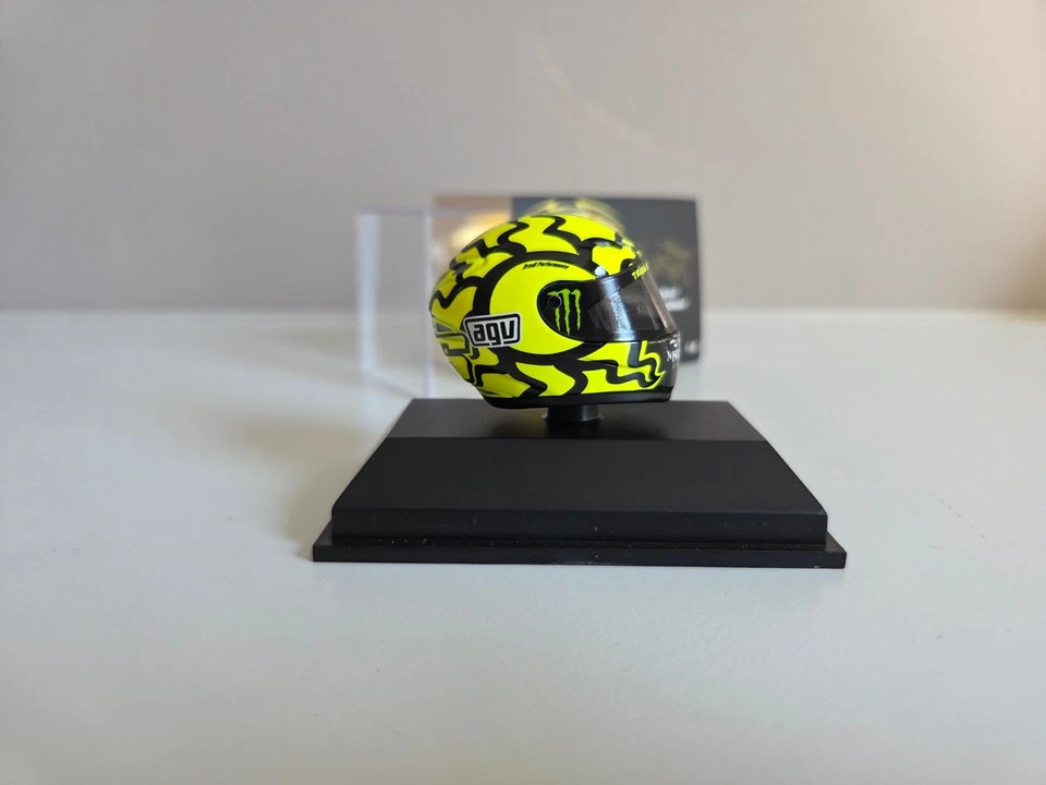 Casco Minichamps 1/8 - V. Rossi - Test Valencia MotoGp 2010 - 398100066 - Immagine 3 di 4