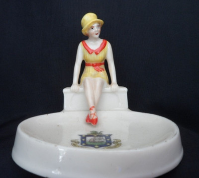 Arkadisches Porzellanmodell mit Schopf einer vollfarbigen ''Flapper'' Anstecknadelschale. - Ryde IOW
