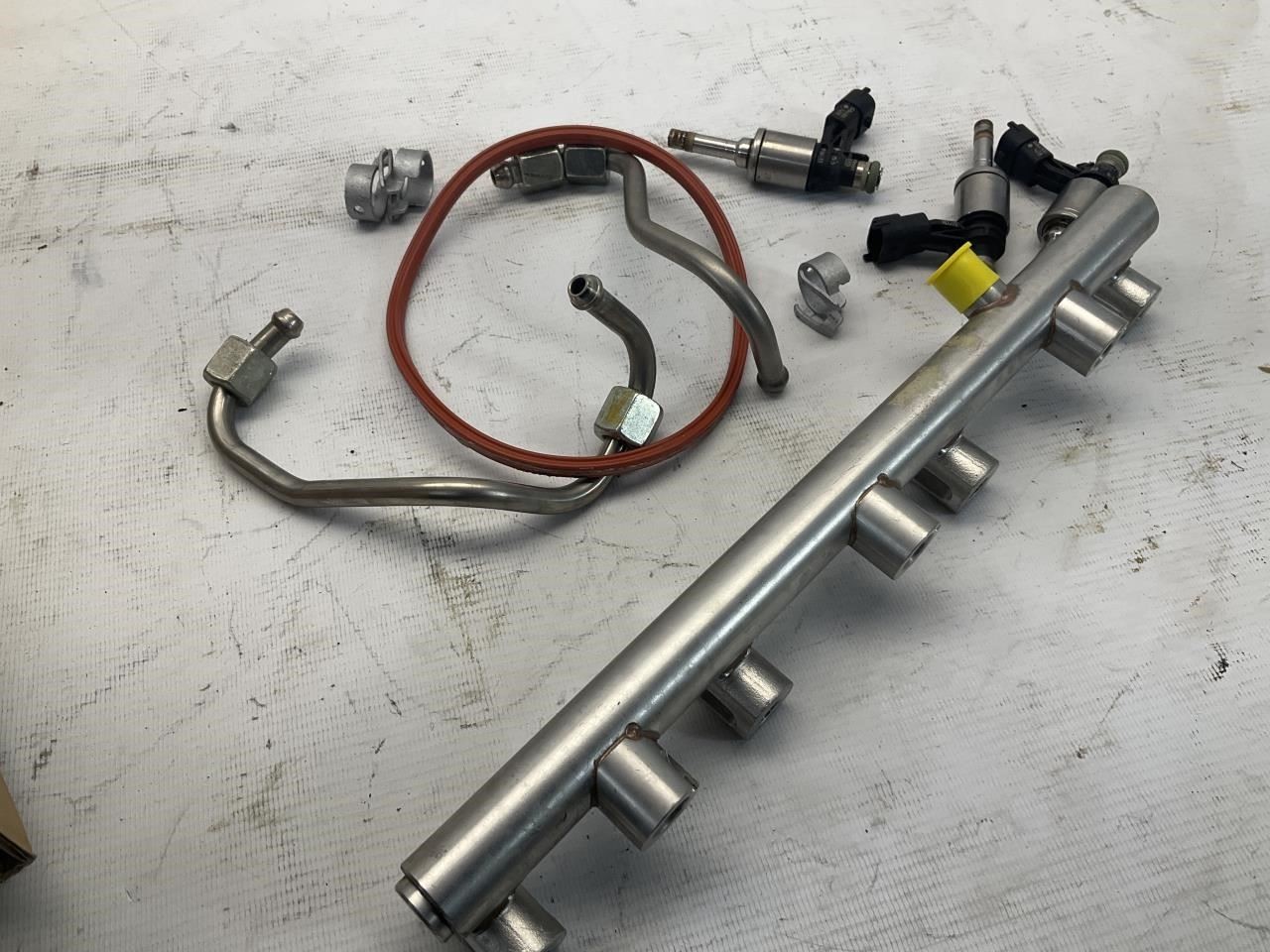 14-24 Maserati Ghibli 3.0L V6 Right Distributor Fuel Injector Rail Ramp Q