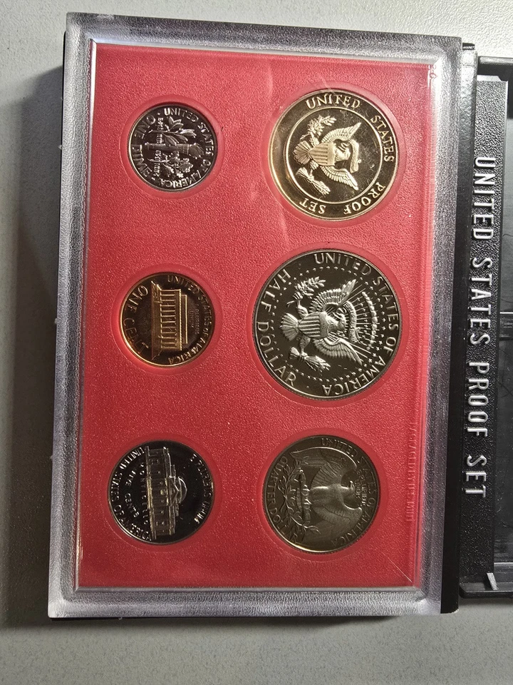 1982 US Proof Set With Toning And Rotations - Image 3 of 3