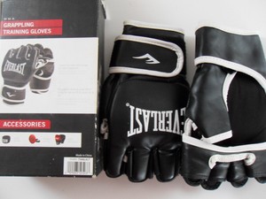 NEW EVERLAST PRO STYLE GRAPPLING TRAINING GLOVES BLACK Small/ Medium Size