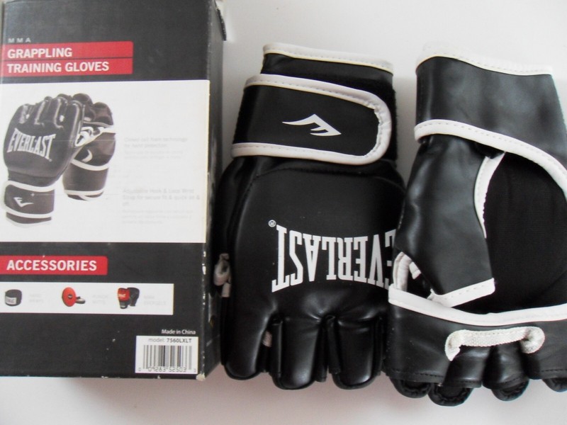 NEW EVERLAST PRO STYLE GRAPPLING TRAINING GLOVES BLACK Small/ Medium Size