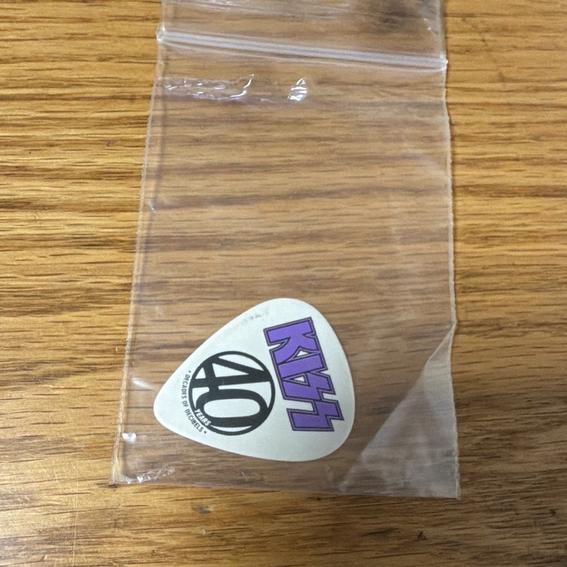 Kiss 40 Logo White Guitar Pick w/ Signature, In Bag - Rock & Pop
