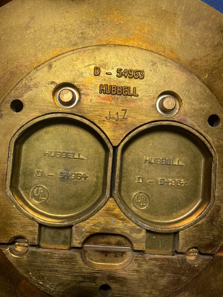 JUST 1 Hubbell 黄铜地板盒 保护套 6 1/4" 适用于双面插座插座 D-54963 — 第 4/4 张图片