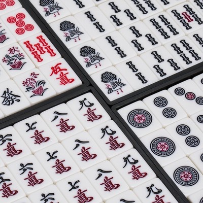Yellow Mountain Imports – Jeu De Mahjong Riichi Japonais – 144 Tuiles En Mélamine, Bâtons De Score, Vent D'est – Étui Vinyle Noir